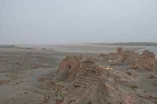 荒凉戈壁中的奇特土堆