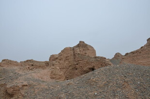 沙漠中的古老土堆遗迹