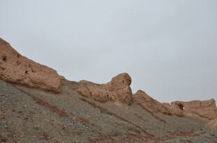 荒凉奇特的土山景观
