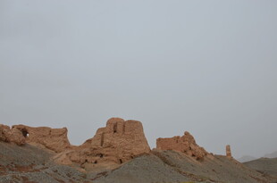 沙漠中的古老建筑遗迹