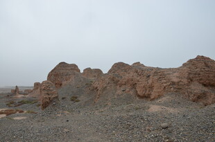 荒凉戈壁中的奇特土丘