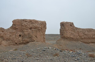 沙漠中的古老残垣断壁