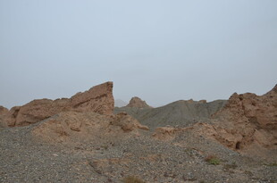 荒凉戈壁中的奇特地貌