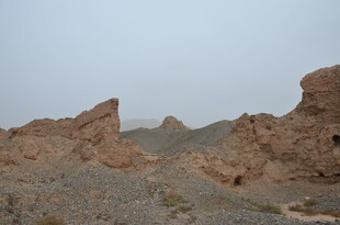 荒凉戈壁中的奇特岩石景观