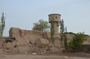 古老水塔与残垣断壁建筑