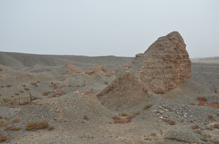 沙漠中的古老土堆遗迹