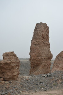 沙漠中的古老土柱遗迹