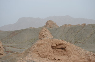 荒凉山丘地貌景观