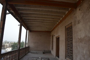 古朴建筑的空旷走廊