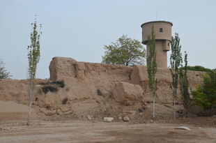 古老土筑建筑与瞭望塔