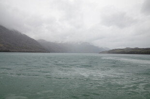 云雾缭绕的山水景致