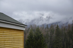 木屋旁的山林与云雾景观