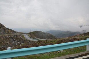 山间蜿蜒公路 雾霭景致