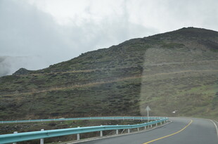 公路旁青山 旅途风景