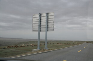 公路旁的大型空白广告牌