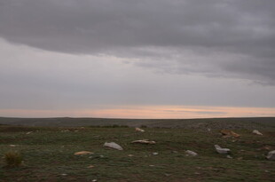 草原暮色 阴云下的宁静