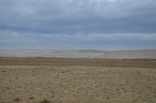 广袤沙漠与阴沉天空景观
