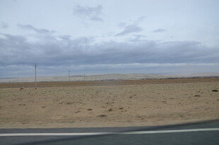 公路边的沙地与阴沉天空