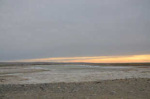 黄昏下的广袤荒凉大地