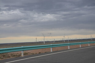 公路边的阴沉天空与护栏