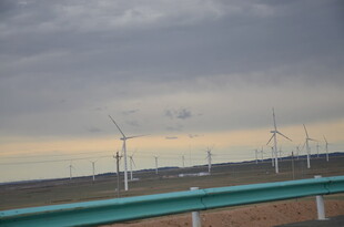 公路旁的风力发电机组