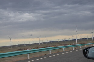 公路旁的风力发电机组景观