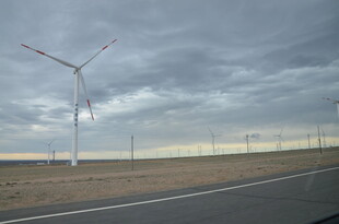 公路旁的风力发电机组