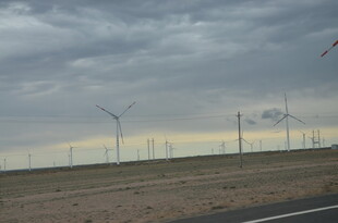 公路旁的风力发电机组景观