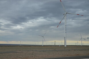 旷野中的风力发电机组