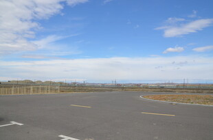 空旷道路与蓝天美景