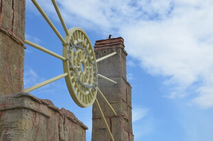 古老建筑上的精美金色时钟