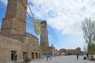 古老风车建筑前的广场