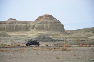 荒漠中的越野汽车