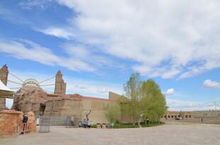 古老建筑前的开阔广场