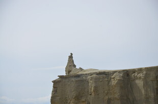 悬崖顶端的孤独身影