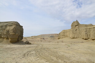 荒凉沙漠中的古老土堆遗迹