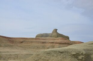 荒凉沙漠中的独特岩石景观