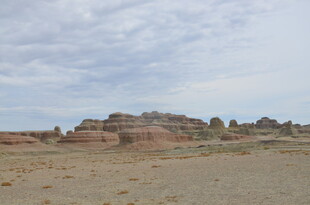 荒凉沙漠中的奇特土丘景观
