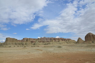 沙漠中的古老遗迹景观