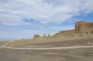 沙漠中的古老建筑遗迹