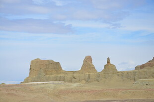 沙漠中的古老建筑遗迹