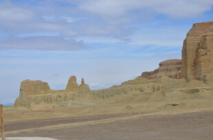 荒凉戈壁中的奇特地貌