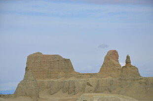 沙漠中的古老土筑遗迹