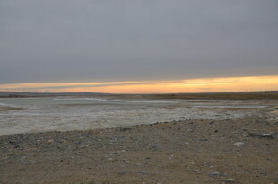 黄昏下的宁静海滩