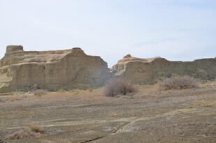 荒凉戈壁中的古老土堆遗迹