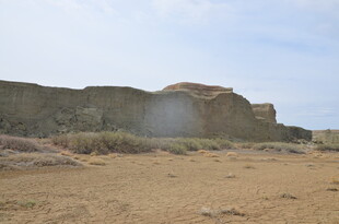 荒凉旷野中的土崖景观