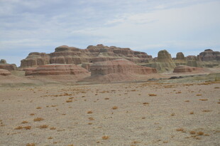 沙漠中的奇特岩石景观