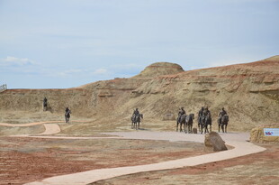 游客漫步在多彩地貌景区
