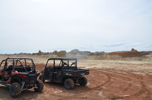 沙漠中的越野四轮摩托车