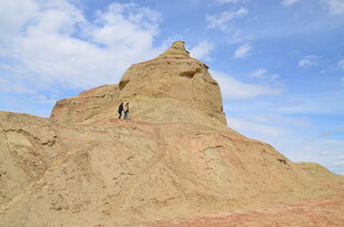 沙漠孤峰上的徒步者